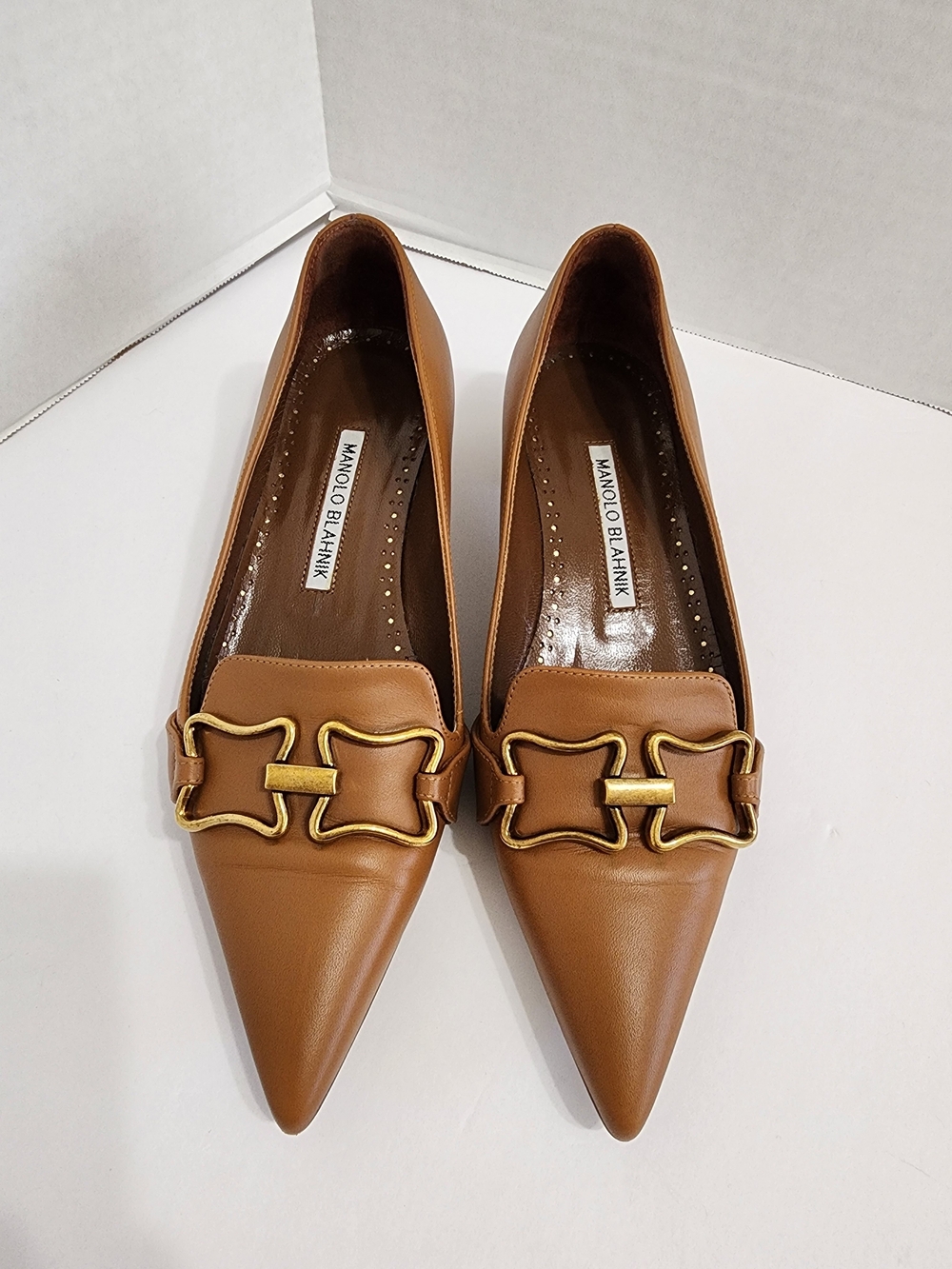 Manolo Blahnik Brown Leather Pointed Toe Pumps Gold Buckle EU 35.5 FLAW READ